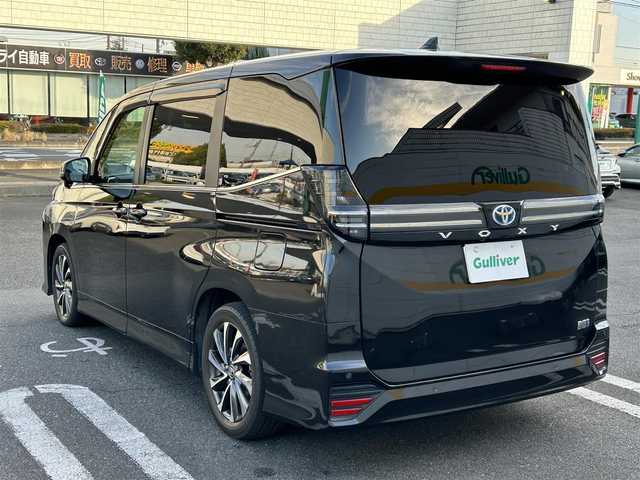 トヨタ ヴォクシー ハイブリッド S－Z 埼玉県 2023(令5)年 3.2万km グリッターブラックガラスフレーク 純正ナビ/　(HDMI/Bluetooth/USB/Miracast/CD/DVD)/バックカメラ/フルセグテレビ/ビルトインETC2.0/前後ドライブレコーダー/パワーバックドア/両側パワースライドドア/ハーフレザーシート/ステアリングヒーター/運転席・助手席シートヒーター/レーダークルーズコントロール/衝突被害軽減ブレーキ/車線逸脱警報/クリアランスソナー/電子パーキングシステム/ブレーキホールド/オートハイビーム/オートLEDライト/ドアバイザー/純正フロアマット/純正17インチアルミホイール