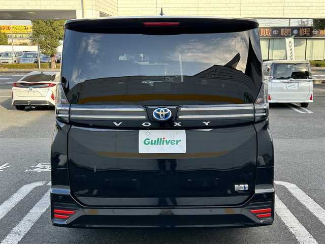 トヨタ ヴォクシー ハイブリッド S－Z 埼玉県 2023(令5)年 3.2万km グリッターブラックガラスフレーク 純正ナビ/　(HDMI/Bluetooth/USB/Miracast/CD/DVD)/バックカメラ/フルセグテレビ/ビルトインETC2.0/前後ドライブレコーダー/パワーバックドア/両側パワースライドドア/ハーフレザーシート/ステアリングヒーター/運転席・助手席シートヒーター/レーダークルーズコントロール/衝突被害軽減ブレーキ/車線逸脱警報/クリアランスソナー/電子パーキングシステム/ブレーキホールド/オートハイビーム/オートLEDライト/ドアバイザー/純正フロアマット/純正17インチアルミホイール