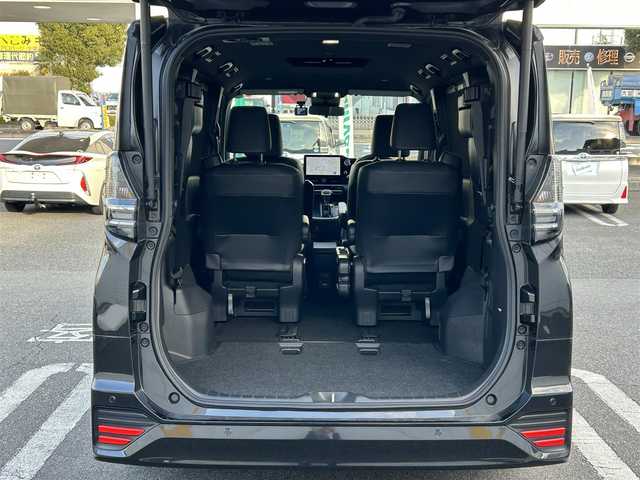 トヨタ ヴォクシー ハイブリッド S－Z 埼玉県 2023(令5)年 3.2万km グリッターブラックガラスフレーク 純正ナビ/　(HDMI/Bluetooth/USB/Miracast/CD/DVD)/バックカメラ/フルセグテレビ/ビルトインETC2.0/前後ドライブレコーダー/パワーバックドア/両側パワースライドドア/ハーフレザーシート/ステアリングヒーター/運転席・助手席シートヒーター/レーダークルーズコントロール/衝突被害軽減ブレーキ/車線逸脱警報/クリアランスソナー/電子パーキングシステム/ブレーキホールド/オートハイビーム/オートLEDライト/ドアバイザー/純正フロアマット/純正17インチアルミホイール