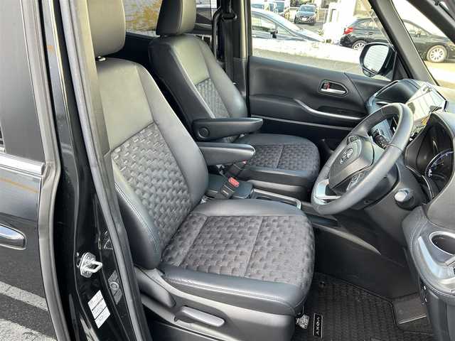 トヨタ ヴォクシー ハイブリッド S－Z 埼玉県 2023(令5)年 3.2万km グリッターブラックガラスフレーク 純正ナビ/　(HDMI/Bluetooth/USB/Miracast/CD/DVD)/バックカメラ/フルセグテレビ/ビルトインETC2.0/前後ドライブレコーダー/パワーバックドア/両側パワースライドドア/ハーフレザーシート/ステアリングヒーター/運転席・助手席シートヒーター/レーダークルーズコントロール/衝突被害軽減ブレーキ/車線逸脱警報/クリアランスソナー/電子パーキングシステム/ブレーキホールド/オートハイビーム/オートLEDライト/ドアバイザー/純正フロアマット/純正17インチアルミホイール