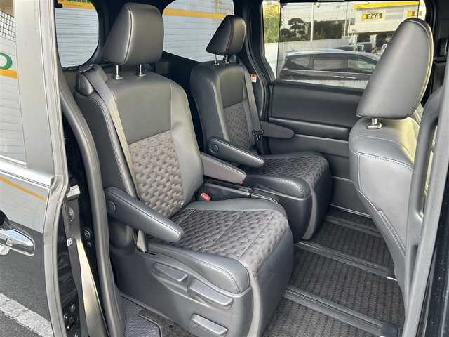 トヨタ ヴォクシー ハイブリッド S－Z 埼玉県 2023(令5)年 3.2万km グリッターブラックガラスフレーク 純正ナビ/　(HDMI/Bluetooth/USB/Miracast/CD/DVD)/バックカメラ/フルセグテレビ/ビルトインETC2.0/前後ドライブレコーダー/パワーバックドア/両側パワースライドドア/ハーフレザーシート/ステアリングヒーター/運転席・助手席シートヒーター/レーダークルーズコントロール/衝突被害軽減ブレーキ/車線逸脱警報/クリアランスソナー/電子パーキングシステム/ブレーキホールド/オートハイビーム/オートLEDライト/ドアバイザー/純正フロアマット/純正17インチアルミホイール