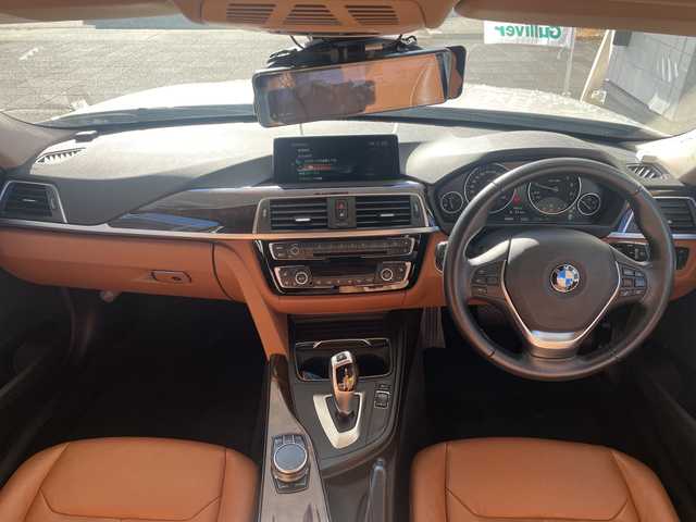 ＢＭＷ ３１８ｉ ツーリング ラグジュアリー 愛知県 2017(平29)年 6万km ミネラルホワイト カラーコードA96 ミネラルホワイト/ブラウンレザーシート/純正ナビ/フルセグTV・CD・DVD・Bluetooth・AUX/バックカメラ/ミラー一体型2.0ETC/クルーズコントロール/前席パワーシート/前席シートヒーター/運転席メモリー機能付きパワーシート/パワーバックドア/インテリジェントセーフティ/前後一体型ドライブレコーダー/車線変更警告/車線逸脱警告/ステアリングスイッチ/コンフォートアクセス/プッシュスタート/ルーフレール/LEDヘッドライト/フォグランプ/アイドリングストップ/社外デジタルインナーミラー/取扱説明書/保証書/ディーラー点検記録簿/ディーラーR2.R4　その他R6