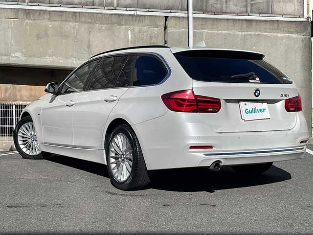 ＢＭＷ ３１８ｉ ツーリング ラグジュアリー 愛知県 2017(平29)年 6万km ミネラルホワイト カラーコードA96 ミネラルホワイト/ブラウンレザーシート/純正ナビ/フルセグTV・CD・DVD・Bluetooth・AUX/バックカメラ/ミラー一体型2.0ETC/クルーズコントロール/前席パワーシート/前席シートヒーター/運転席メモリー機能付きパワーシート/パワーバックドア/インテリジェントセーフティ/前後一体型ドライブレコーダー/車線変更警告/車線逸脱警告/ステアリングスイッチ/コンフォートアクセス/プッシュスタート/ルーフレール/LEDヘッドライト/フォグランプ/アイドリングストップ/社外デジタルインナーミラー/取扱説明書/保証書/ディーラー点検記録簿/ディーラーR2.R4　その他R6