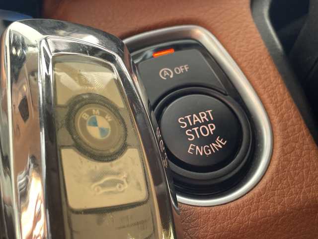 ＢＭＷ ３１８ｉ ツーリング ラグジュアリー 愛知県 2017(平29)年 6万km ミネラルホワイト カラーコードA96 ミネラルホワイト/ブラウンレザーシート/純正ナビ/フルセグTV・CD・DVD・Bluetooth・AUX/バックカメラ/ミラー一体型2.0ETC/クルーズコントロール/前席パワーシート/前席シートヒーター/運転席メモリー機能付きパワーシート/パワーバックドア/インテリジェントセーフティ/前後一体型ドライブレコーダー/車線変更警告/車線逸脱警告/ステアリングスイッチ/コンフォートアクセス/プッシュスタート/ルーフレール/LEDヘッドライト/フォグランプ/アイドリングストップ/社外デジタルインナーミラー/取扱説明書/保証書/ディーラー点検記録簿/ディーラーR2.R4　その他R6