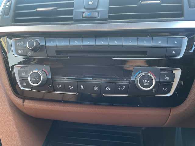 ＢＭＷ ３１８ｉ ツーリング ラグジュアリー 愛知県 2017(平29)年 6万km ミネラルホワイト カラーコードA96 ミネラルホワイト/ブラウンレザーシート/純正ナビ/フルセグTV・CD・DVD・Bluetooth・AUX/バックカメラ/ミラー一体型2.0ETC/クルーズコントロール/前席パワーシート/前席シートヒーター/運転席メモリー機能付きパワーシート/パワーバックドア/インテリジェントセーフティ/前後一体型ドライブレコーダー/車線変更警告/車線逸脱警告/ステアリングスイッチ/コンフォートアクセス/プッシュスタート/ルーフレール/LEDヘッドライト/フォグランプ/アイドリングストップ/社外デジタルインナーミラー/取扱説明書/保証書/ディーラー点検記録簿/ディーラーR2.R4　その他R6