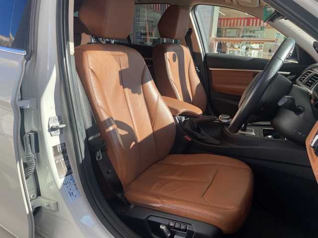 ＢＭＷ ３１８ｉ ツーリング ラグジュアリー 愛知県 2017(平29)年 6万km ミネラルホワイト カラーコードA96 ミネラルホワイト/ブラウンレザーシート/純正ナビ/フルセグTV・CD・DVD・Bluetooth・AUX/バックカメラ/ミラー一体型2.0ETC/クルーズコントロール/前席パワーシート/前席シートヒーター/運転席メモリー機能付きパワーシート/パワーバックドア/インテリジェントセーフティ/前後一体型ドライブレコーダー/車線変更警告/車線逸脱警告/ステアリングスイッチ/コンフォートアクセス/プッシュスタート/ルーフレール/LEDヘッドライト/フォグランプ/アイドリングストップ/社外デジタルインナーミラー/取扱説明書/保証書/ディーラー点検記録簿/ディーラーR2.R4　その他R6