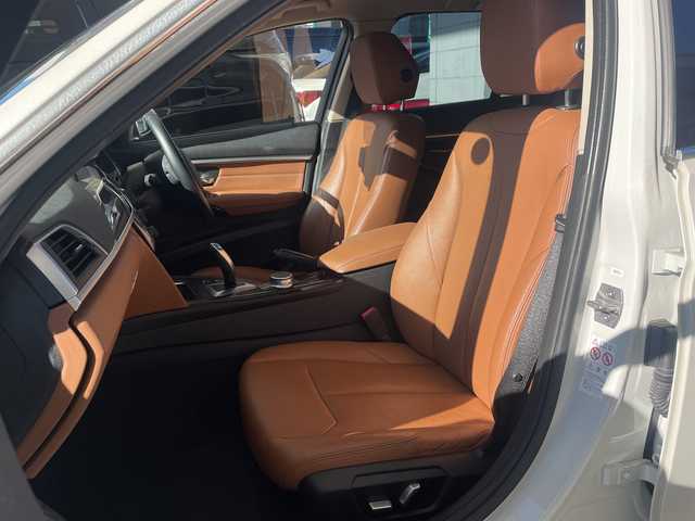 ＢＭＷ ３１８ｉ ツーリング ラグジュアリー 愛知県 2017(平29)年 6万km ミネラルホワイト カラーコードA96 ミネラルホワイト/ブラウンレザーシート/純正ナビ/フルセグTV・CD・DVD・Bluetooth・AUX/バックカメラ/ミラー一体型2.0ETC/クルーズコントロール/前席パワーシート/前席シートヒーター/運転席メモリー機能付きパワーシート/パワーバックドア/インテリジェントセーフティ/前後一体型ドライブレコーダー/車線変更警告/車線逸脱警告/ステアリングスイッチ/コンフォートアクセス/プッシュスタート/ルーフレール/LEDヘッドライト/フォグランプ/アイドリングストップ/社外デジタルインナーミラー/取扱説明書/保証書/ディーラー点検記録簿/ディーラーR2.R4　その他R6