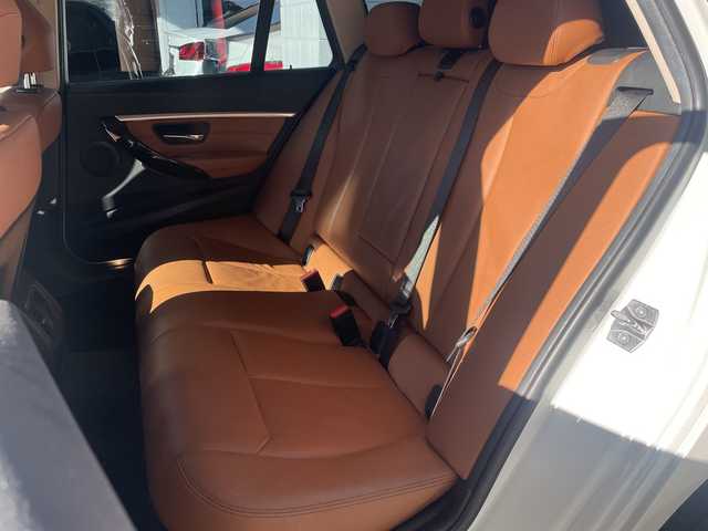 ＢＭＷ ３１８ｉ ツーリング ラグジュアリー 愛知県 2017(平29)年 6万km ミネラルホワイト カラーコードA96 ミネラルホワイト/ブラウンレザーシート/純正ナビ/フルセグTV・CD・DVD・Bluetooth・AUX/バックカメラ/ミラー一体型2.0ETC/クルーズコントロール/前席パワーシート/前席シートヒーター/運転席メモリー機能付きパワーシート/パワーバックドア/インテリジェントセーフティ/前後一体型ドライブレコーダー/車線変更警告/車線逸脱警告/ステアリングスイッチ/コンフォートアクセス/プッシュスタート/ルーフレール/LEDヘッドライト/フォグランプ/アイドリングストップ/社外デジタルインナーミラー/取扱説明書/保証書/ディーラー点検記録簿/ディーラーR2.R4　その他R6