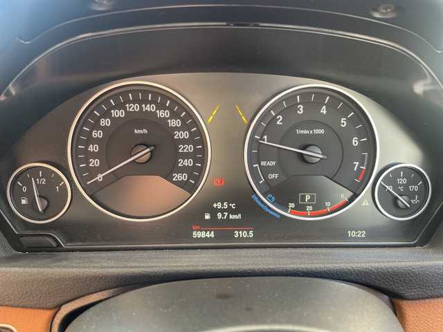 ＢＭＷ ３１８ｉ ツーリング ラグジュアリー 愛知県 2017(平29)年 6万km ミネラルホワイト カラーコードA96 ミネラルホワイト/ブラウンレザーシート/純正ナビ/フルセグTV・CD・DVD・Bluetooth・AUX/バックカメラ/ミラー一体型2.0ETC/クルーズコントロール/前席パワーシート/前席シートヒーター/運転席メモリー機能付きパワーシート/パワーバックドア/インテリジェントセーフティ/前後一体型ドライブレコーダー/車線変更警告/車線逸脱警告/ステアリングスイッチ/コンフォートアクセス/プッシュスタート/ルーフレール/LEDヘッドライト/フォグランプ/アイドリングストップ/社外デジタルインナーミラー/取扱説明書/保証書/ディーラー点検記録簿/ディーラーR2.R4　その他R6