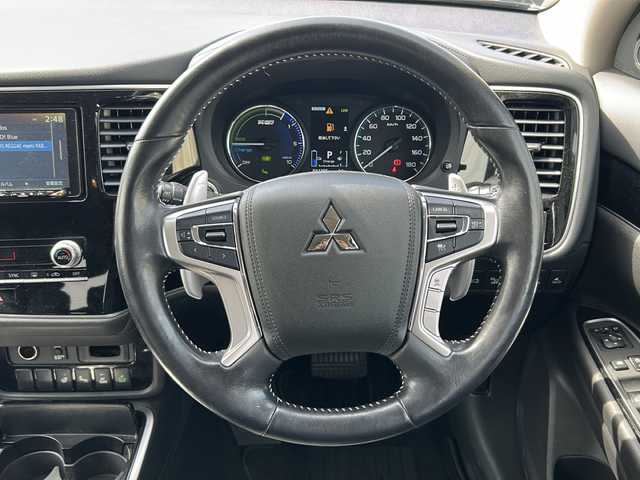 三菱 アウトランダー ＰＨＥＶ G 山口県 2020(令2)年 4.2万km ルビーブラックP 禁煙車/スマートキー/プッシュスタート/ETC/全方位カメラ/純正メモリナビ/(DTV/BT/DVD/ラジオ)/パワーシート/シートヒーター/ステアリングヒーター/ブラインドスポットモニター/レーダークルーズコントロール/パドルシフト/衝突軽減ブレーキ/パワーバックドア/オートライト/オートエアコン/純正フロアマット/純正アルミホイール
