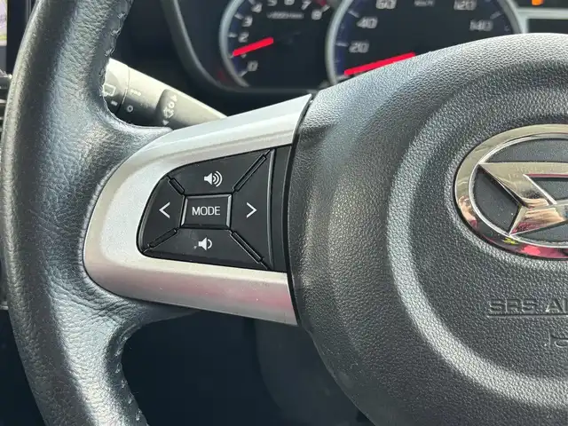 ダイハツ トール カスタムG SAⅡ 静岡県 2016(平28)年 2.6万km ブラックマイカメタリック/インペリアルゴールドクリスタルメタリック エンジンスタートボタン/パワーステアリング/パワーウィンドウ/アイドリングストップ/スマートキー/オートエアコン/クルーズコントロール/純正フリップダウンモニター/9インチナビ（CD/DVD/BT/フルセグ）/全方位カメラ/ETC/ドライブレコーダー前後/ウォークスルー/純正フロアマット/純正アルミホイール/ABS/横滑り防止装置/コーナーセンサー/レーンキープアシスト/オートライト/LEDヘッドライト/Wエアバック/衝突軽減システム