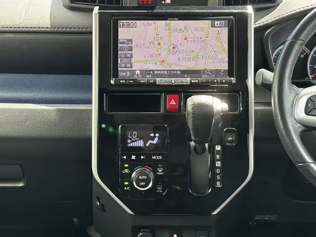 ダイハツ トール カスタムG SAⅡ 静岡県 2016(平28)年 2.6万km ブラックマイカメタリック/インペリアルゴールドクリスタルメタリック エンジンスタートボタン/パワーステアリング/パワーウィンドウ/アイドリングストップ/スマートキー/オートエアコン/クルーズコントロール/純正フリップダウンモニター/9インチナビ（CD/DVD/BT/フルセグ）/全方位カメラ/ETC/ドライブレコーダー前後/ウォークスルー/純正フロアマット/純正アルミホイール/ABS/横滑り防止装置/コーナーセンサー/レーンキープアシスト/オートライト/LEDヘッドライト/Wエアバック/衝突軽減システム