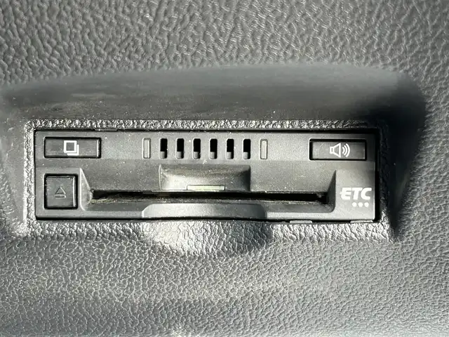 トヨタ プリウス A ツーリングセレクション 奈良県 2017(平29)年 7.4万km ホワイトパールクリスタルシャイン トヨタセーフティセンス　/純正ナビ　/ＥＴＣ　/ドラレコ　/バックカメラ　/クルーズコントロール　/フルセグ　/ヘッドアップディスプレイ　/シートヒーター　/ＢＳＭ　/レーンキープ　/コーナーセンサー　/横滑り防止装置/レーンキープアシスト/オートライト/オートマチックハイビーム/衝突被害軽減システム