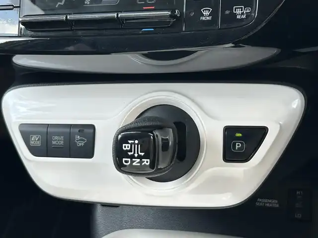 トヨタ プリウス A ツーリングセレクション 奈良県 2017(平29)年 7.4万km ホワイトパールクリスタルシャイン トヨタセーフティセンス　/純正ナビ　/ＥＴＣ　/ドラレコ　/バックカメラ　/クルーズコントロール　/フルセグ　/ヘッドアップディスプレイ　/シートヒーター　/ＢＳＭ　/レーンキープ　/コーナーセンサー　/横滑り防止装置/レーンキープアシスト/オートライト/オートマチックハイビーム/衝突被害軽減システム