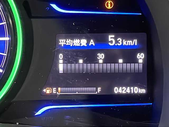 ホンダ シャトル ハイブリッド 広島県 2015(平27)年 4.3万km ホワイトオーキッドパール 禁煙/純正ナビ/ＨＤＭＩ／ＵＳＢ／ＣＤ／ＤＶＤ／ＢＴ／フルセグ/バックカメラ/ステアリングスイッチ/スマートキー/プッシュスタート/ビルトインＥＴＣ/純正アルミキャップ/横滑り防止/純正フロアマット