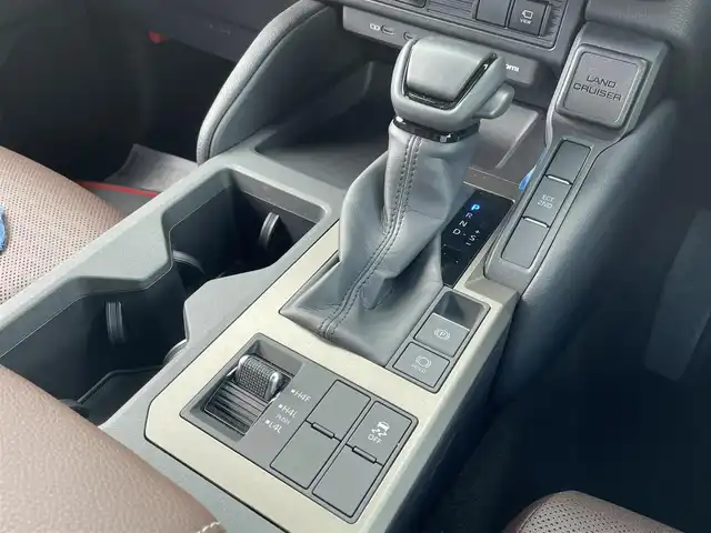 トヨタ ランドクルーザー ２５０ VX ファーストエディション 佐賀県 2024(令6)年 0.5万km 茶 チルト＆スライド電動ムーンルーフ/茶革シート/純正12.3インチディスプレイオーディオ(ナビ機能/前後ドライブレコーダー機能付)/・フルセグTV/AM/FM/USB/HDMI/Bluetooth/パノラミックビューモニター/ビルトインETC2.0/デジタルインナーミラー/パワーバックドア(予約ロック機能)/電子パーキングブレーキ/後席エアコン/D席パワーシート/DN席シートヒーター/シートベンチレーション/ヒーター付革巻きステアリング/ステアリングリモコン/ファーストエディションマッドフラップ/純正18インチアルミホイール/純正OP丸目LEDヘッドライト角目ヘッドライト積込/・オートマチックハイビーム/純正LEDフォグランプ/純正フロアマット/純正ドアバイザ―/色コード「5C8」/新車保証書/スペアキー１本/トヨタセーフティセンス/・レーダークルーズコントロール/・レーンディパーチャーアラート/・ブラインドスポットモニター/・プリクラッシュセーフティ/・プロアクティブドライビングアシスト/・クリアランスソナー/・リヤクロストラフィックアラート/・ロードサインアシスト