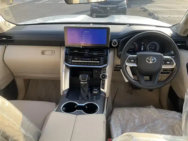 トヨタ ランドクルーザー ZX 滋賀県 2025(令7)年 0.1千km プレシャスホワイトパール ワンオーナー/車検10年9月まで/モデリスタエアロ（フロント、サイド、リア）/3列シート7人乗り/ブラックルーフレール/クールボックス/トノカバー/ムーンルーフ/タイヤ空気圧警報システム/トヨタセーフティセンス/ブラインドスポットモニター/レーダークルーズコントロール/12.3インチディスプレイオーディオプラス/フルセグテレビ、AppleCarPlay、AndroidAuto/JBLプレミアムサウンドシステム/後席11.6インチリアシートエンターテインメント/パノラミックビューモニター/ビルトインETC2.0/ベージュ革シート/前席パワーシート/前席、2列目ベンチレーション付き快適温熱シート/スペアキー有り/取扱説明書、保証書/