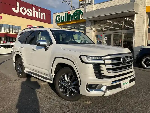 トヨタ ランドクルーザー ZX 滋賀県 2025(令7)年 0.1千km プレシャスホワイトパール ワンオーナー/車検10年9月まで/モデリスタエアロ（フロント、サイド、リア）/3列シート7人乗り/ブラックルーフレール/クールボックス/トノカバー/ムーンルーフ/タイヤ空気圧警報システム/トヨタセーフティセンス/ブラインドスポットモニター/レーダークルーズコントロール/12.3インチディスプレイオーディオプラス/フルセグテレビ、AppleCarPlay、AndroidAuto/JBLプレミアムサウンドシステム/後席11.6インチリアシートエンターテインメント/パノラミックビューモニター/ビルトインETC2.0/ベージュ革シート/前席パワーシート/前席、2列目ベンチレーション付き快適温熱シート/スペアキー有り/取扱説明書、保証書/
