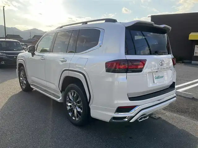 トヨタ ランドクルーザー ZX 滋賀県 2025(令7)年 0.1千km プレシャスホワイトパール ワンオーナー/車検10年9月まで/モデリスタエアロ（フロント、サイド、リア）/3列シート7人乗り/ブラックルーフレール/クールボックス/トノカバー/ムーンルーフ/タイヤ空気圧警報システム/トヨタセーフティセンス/ブラインドスポットモニター/レーダークルーズコントロール/12.3インチディスプレイオーディオプラス/フルセグテレビ、AppleCarPlay、AndroidAuto/JBLプレミアムサウンドシステム/後席11.6インチリアシートエンターテインメント/パノラミックビューモニター/ビルトインETC2.0/ベージュ革シート/前席パワーシート/前席、2列目ベンチレーション付き快適温熱シート/スペアキー有り/取扱説明書、保証書/