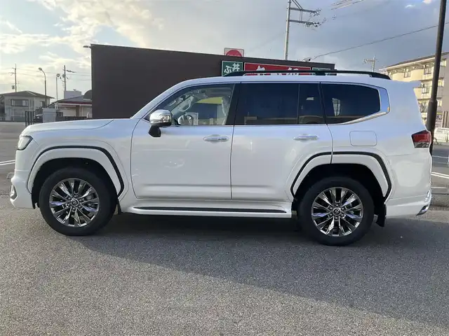トヨタ ランドクルーザー ZX 滋賀県 2025(令7)年 0.1千km プレシャスホワイトパール ワンオーナー/車検10年9月まで/モデリスタエアロ（フロント、サイド、リア）/3列シート7人乗り/ブラックルーフレール/クールボックス/トノカバー/ムーンルーフ/タイヤ空気圧警報システム/トヨタセーフティセンス/ブラインドスポットモニター/レーダークルーズコントロール/12.3インチディスプレイオーディオプラス/フルセグテレビ、AppleCarPlay、AndroidAuto/JBLプレミアムサウンドシステム/後席11.6インチリアシートエンターテインメント/パノラミックビューモニター/ビルトインETC2.0/ベージュ革シート/前席パワーシート/前席、2列目ベンチレーション付き快適温熱シート/スペアキー有り/取扱説明書、保証書/