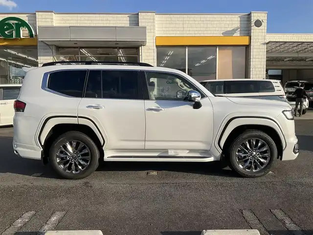 トヨタ ランドクルーザー ZX 滋賀県 2025(令7)年 0.1千km プレシャスホワイトパール ワンオーナー/車検10年9月まで/モデリスタエアロ（フロント、サイド、リア）/3列シート7人乗り/ブラックルーフレール/クールボックス/トノカバー/ムーンルーフ/タイヤ空気圧警報システム/トヨタセーフティセンス/ブラインドスポットモニター/レーダークルーズコントロール/12.3インチディスプレイオーディオプラス/フルセグテレビ、AppleCarPlay、AndroidAuto/JBLプレミアムサウンドシステム/後席11.6インチリアシートエンターテインメント/パノラミックビューモニター/ビルトインETC2.0/ベージュ革シート/前席パワーシート/前席、2列目ベンチレーション付き快適温熱シート/スペアキー有り/取扱説明書、保証書/