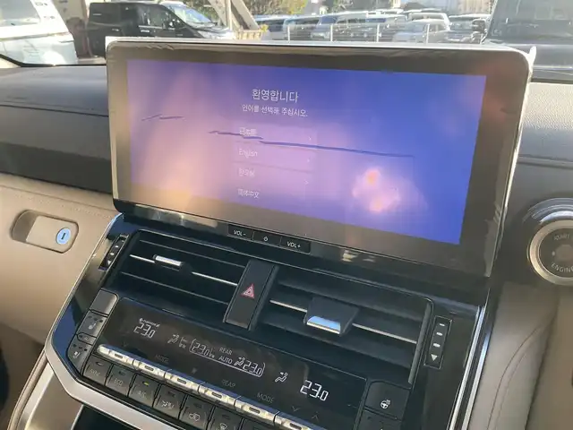 トヨタ ランドクルーザー ZX 滋賀県 2025(令7)年 0.1千km プレシャスホワイトパール ワンオーナー/車検10年9月まで/モデリスタエアロ（フロント、サイド、リア）/3列シート7人乗り/ブラックルーフレール/クールボックス/トノカバー/ムーンルーフ/タイヤ空気圧警報システム/トヨタセーフティセンス/ブラインドスポットモニター/レーダークルーズコントロール/12.3インチディスプレイオーディオプラス/フルセグテレビ、AppleCarPlay、AndroidAuto/JBLプレミアムサウンドシステム/後席11.6インチリアシートエンターテインメント/パノラミックビューモニター/ビルトインETC2.0/ベージュ革シート/前席パワーシート/前席、2列目ベンチレーション付き快適温熱シート/スペアキー有り/取扱説明書、保証書/