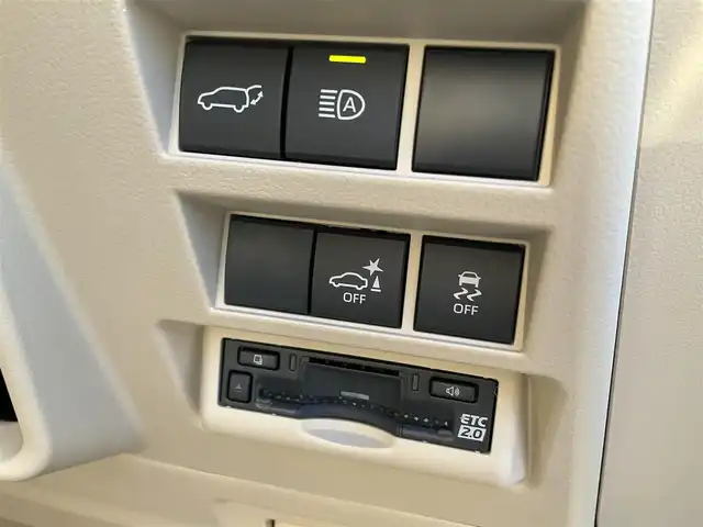 トヨタ ランドクルーザー ZX 滋賀県 2025(令7)年 0.1千km プレシャスホワイトパール ワンオーナー/車検10年9月まで/モデリスタエアロ（フロント、サイド、リア）/3列シート7人乗り/ブラックルーフレール/クールボックス/トノカバー/ムーンルーフ/タイヤ空気圧警報システム/トヨタセーフティセンス/ブラインドスポットモニター/レーダークルーズコントロール/12.3インチディスプレイオーディオプラス/フルセグテレビ、AppleCarPlay、AndroidAuto/JBLプレミアムサウンドシステム/後席11.6インチリアシートエンターテインメント/パノラミックビューモニター/ビルトインETC2.0/ベージュ革シート/前席パワーシート/前席、2列目ベンチレーション付き快適温熱シート/スペアキー有り/取扱説明書、保証書/