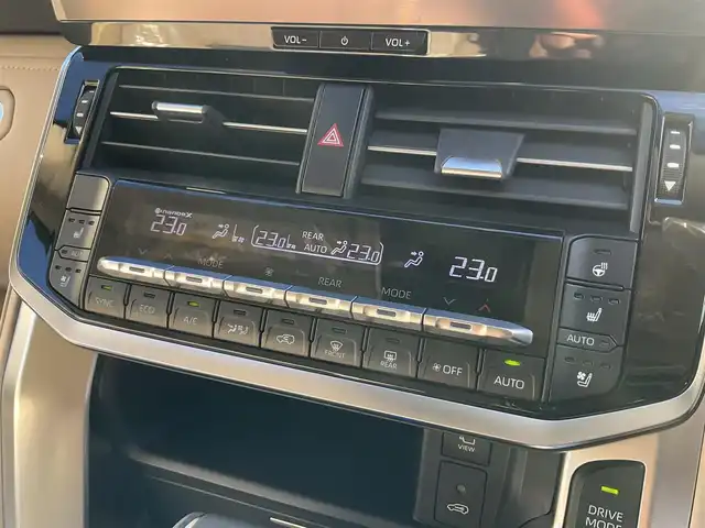 トヨタ ランドクルーザー ZX 滋賀県 2025(令7)年 0.1千km プレシャスホワイトパール ワンオーナー/車検10年9月まで/モデリスタエアロ（フロント、サイド、リア）/3列シート7人乗り/ブラックルーフレール/クールボックス/トノカバー/ムーンルーフ/タイヤ空気圧警報システム/トヨタセーフティセンス/ブラインドスポットモニター/レーダークルーズコントロール/12.3インチディスプレイオーディオプラス/フルセグテレビ、AppleCarPlay、AndroidAuto/JBLプレミアムサウンドシステム/後席11.6インチリアシートエンターテインメント/パノラミックビューモニター/ビルトインETC2.0/ベージュ革シート/前席パワーシート/前席、2列目ベンチレーション付き快適温熱シート/スペアキー有り/取扱説明書、保証書/