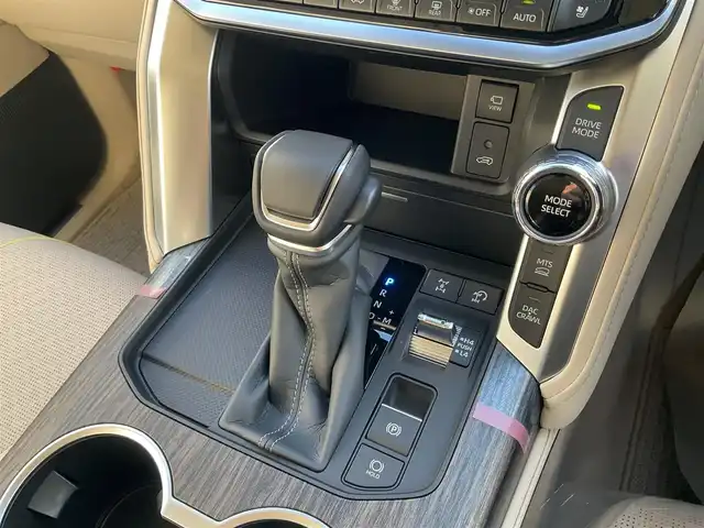 トヨタ ランドクルーザー ZX 滋賀県 2025(令7)年 0.1千km プレシャスホワイトパール ワンオーナー/車検10年9月まで/モデリスタエアロ（フロント、サイド、リア）/3列シート7人乗り/ブラックルーフレール/クールボックス/トノカバー/ムーンルーフ/タイヤ空気圧警報システム/トヨタセーフティセンス/ブラインドスポットモニター/レーダークルーズコントロール/12.3インチディスプレイオーディオプラス/フルセグテレビ、AppleCarPlay、AndroidAuto/JBLプレミアムサウンドシステム/後席11.6インチリアシートエンターテインメント/パノラミックビューモニター/ビルトインETC2.0/ベージュ革シート/前席パワーシート/前席、2列目ベンチレーション付き快適温熱シート/スペアキー有り/取扱説明書、保証書/