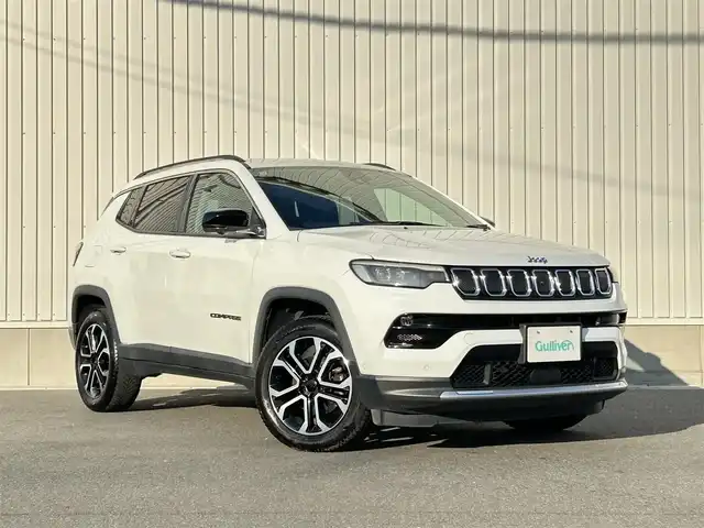 クライスラー・ジープ ジープ コンパス リミテッド 群馬県 2021(令3)年 4.4万km パール 純正メモリナビ(FM/AM/BT/USB/Applecarplay)/安全装置/　・坂道発進支援/　・ヒルディセントコントロール/　・全方位カメラ/　・衝突軽減ブレーキ/　・ブラインドスポットアラート/　・アクティブレーンマネジメント/　・トラフィックサインアシスト/　・コーナーセンサー/　・ドライバーアテンションアラート/４WD切り替え/純正タイヤ空気圧計(メーター内表示)/電子パーキングブレーキ/ステアリングヒーター/オートブレーキホールド/前席シートヒーター/standard/MUD/SNOW/メモリー機能付きパワーシート/雨量感知ワイパー/クルーズコントロール/革巻きステアリング/ヘッドライトレベライザー/フォグランプ/リアフォグランプ/アルパインサウンドシステム/ETC/電格ミラー/セカンドシートコンセント/パワーバックドア/ドアミラーヒーター/保証書/取扱説明書