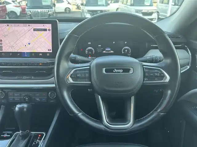 クライスラー・ジープ ジープ コンパス リミテッド 群馬県 2021(令3)年 4.4万km パール 純正メモリナビ(FM/AM/BT/USB/Applecarplay)/安全装置/　・坂道発進支援/　・ヒルディセントコントロール/　・全方位カメラ/　・衝突軽減ブレーキ/　・ブラインドスポットアラート/　・アクティブレーンマネジメント/　・トラフィックサインアシスト/　・コーナーセンサー/　・ドライバーアテンションアラート/４WD切り替え/純正タイヤ空気圧計(メーター内表示)/電子パーキングブレーキ/ステアリングヒーター/オートブレーキホールド/前席シートヒーター/standard/MUD/SNOW/メモリー機能付きパワーシート/雨量感知ワイパー/クルーズコントロール/革巻きステアリング/ヘッドライトレベライザー/フォグランプ/リアフォグランプ/アルパインサウンドシステム/ETC/電格ミラー/セカンドシートコンセント/パワーバックドア/ドアミラーヒーター/保証書/取扱説明書