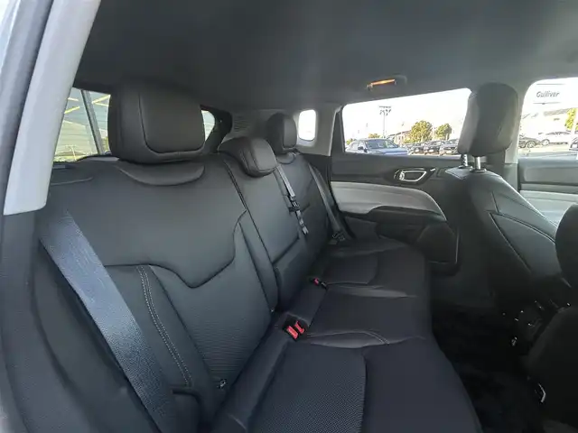 クライスラー・ジープ ジープ コンパス リミテッド 群馬県 2021(令3)年 4.4万km パール 純正メモリナビ(FM/AM/BT/USB/Applecarplay)/安全装置/　・坂道発進支援/　・ヒルディセントコントロール/　・全方位カメラ/　・衝突軽減ブレーキ/　・ブラインドスポットアラート/　・アクティブレーンマネジメント/　・トラフィックサインアシスト/　・コーナーセンサー/　・ドライバーアテンションアラート/４WD切り替え/純正タイヤ空気圧計(メーター内表示)/電子パーキングブレーキ/ステアリングヒーター/オートブレーキホールド/前席シートヒーター/standard/MUD/SNOW/メモリー機能付きパワーシート/雨量感知ワイパー/クルーズコントロール/革巻きステアリング/ヘッドライトレベライザー/フォグランプ/リアフォグランプ/アルパインサウンドシステム/ETC/電格ミラー/セカンドシートコンセント/パワーバックドア/ドアミラーヒーター/保証書/取扱説明書