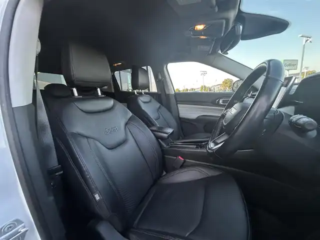 クライスラー・ジープ ジープ コンパス リミテッド 群馬県 2021(令3)年 4.4万km パール 純正メモリナビ(FM/AM/BT/USB/Applecarplay)/安全装置/　・坂道発進支援/　・ヒルディセントコントロール/　・全方位カメラ/　・衝突軽減ブレーキ/　・ブラインドスポットアラート/　・アクティブレーンマネジメント/　・トラフィックサインアシスト/　・コーナーセンサー/　・ドライバーアテンションアラート/４WD切り替え/純正タイヤ空気圧計(メーター内表示)/電子パーキングブレーキ/ステアリングヒーター/オートブレーキホールド/前席シートヒーター/standard/MUD/SNOW/メモリー機能付きパワーシート/雨量感知ワイパー/クルーズコントロール/革巻きステアリング/ヘッドライトレベライザー/フォグランプ/リアフォグランプ/アルパインサウンドシステム/ETC/電格ミラー/セカンドシートコンセント/パワーバックドア/ドアミラーヒーター/保証書/取扱説明書