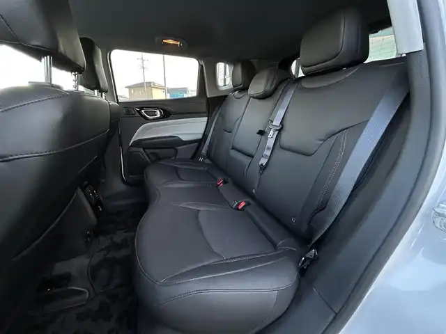 クライスラー・ジープ ジープ コンパス リミテッド 群馬県 2021(令3)年 4.4万km パール 純正メモリナビ(FM/AM/BT/USB/Applecarplay)/安全装置/　・坂道発進支援/　・ヒルディセントコントロール/　・全方位カメラ/　・衝突軽減ブレーキ/　・ブラインドスポットアラート/　・アクティブレーンマネジメント/　・トラフィックサインアシスト/　・コーナーセンサー/　・ドライバーアテンションアラート/４WD切り替え/純正タイヤ空気圧計(メーター内表示)/電子パーキングブレーキ/ステアリングヒーター/オートブレーキホールド/前席シートヒーター/standard/MUD/SNOW/メモリー機能付きパワーシート/雨量感知ワイパー/クルーズコントロール/革巻きステアリング/ヘッドライトレベライザー/フォグランプ/リアフォグランプ/アルパインサウンドシステム/ETC/電格ミラー/セカンドシートコンセント/パワーバックドア/ドアミラーヒーター/保証書/取扱説明書