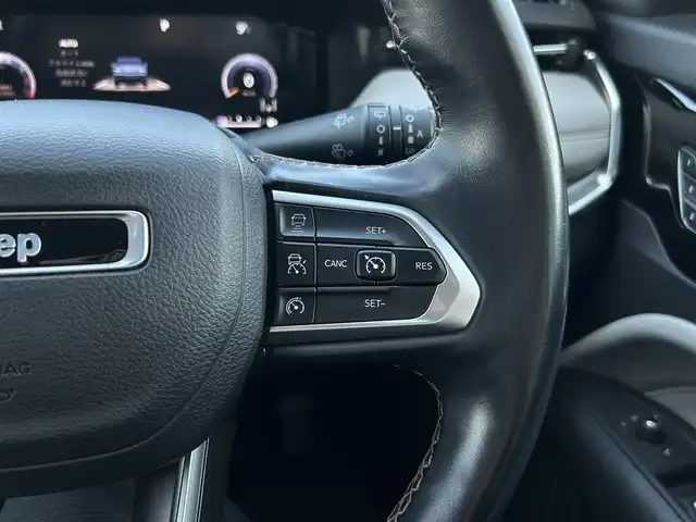 クライスラー・ジープ ジープ コンパス リミテッド 群馬県 2021(令3)年 4.4万km パール 純正メモリナビ(FM/AM/BT/USB/Applecarplay)/安全装置/　・坂道発進支援/　・ヒルディセントコントロール/　・全方位カメラ/　・衝突軽減ブレーキ/　・ブラインドスポットアラート/　・アクティブレーンマネジメント/　・トラフィックサインアシスト/　・コーナーセンサー/　・ドライバーアテンションアラート/４WD切り替え/純正タイヤ空気圧計(メーター内表示)/電子パーキングブレーキ/ステアリングヒーター/オートブレーキホールド/前席シートヒーター/standard/MUD/SNOW/メモリー機能付きパワーシート/雨量感知ワイパー/クルーズコントロール/革巻きステアリング/ヘッドライトレベライザー/フォグランプ/リアフォグランプ/アルパインサウンドシステム/ETC/電格ミラー/セカンドシートコンセント/パワーバックドア/ドアミラーヒーター/保証書/取扱説明書