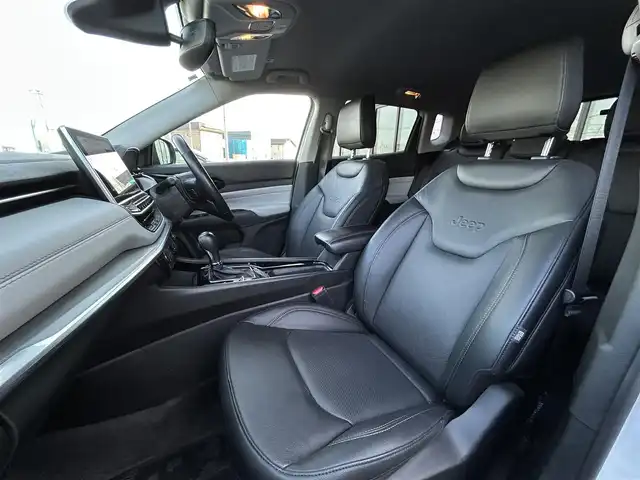 クライスラー・ジープ ジープ コンパス リミテッド 群馬県 2021(令3)年 4.4万km パール 純正メモリナビ(FM/AM/BT/USB/Applecarplay)/安全装置/　・坂道発進支援/　・ヒルディセントコントロール/　・全方位カメラ/　・衝突軽減ブレーキ/　・ブラインドスポットアラート/　・アクティブレーンマネジメント/　・トラフィックサインアシスト/　・コーナーセンサー/　・ドライバーアテンションアラート/４WD切り替え/純正タイヤ空気圧計(メーター内表示)/電子パーキングブレーキ/ステアリングヒーター/オートブレーキホールド/前席シートヒーター/standard/MUD/SNOW/メモリー機能付きパワーシート/雨量感知ワイパー/クルーズコントロール/革巻きステアリング/ヘッドライトレベライザー/フォグランプ/リアフォグランプ/アルパインサウンドシステム/ETC/電格ミラー/セカンドシートコンセント/パワーバックドア/ドアミラーヒーター/保証書/取扱説明書