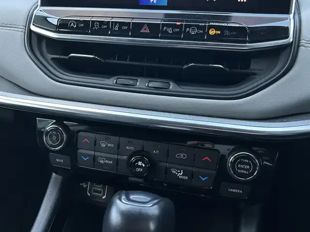 クライスラー・ジープ ジープ コンパス リミテッド 群馬県 2021(令3)年 4.4万km パール 純正メモリナビ(FM/AM/BT/USB/Applecarplay)/安全装置/　・坂道発進支援/　・ヒルディセントコントロール/　・全方位カメラ/　・衝突軽減ブレーキ/　・ブラインドスポットアラート/　・アクティブレーンマネジメント/　・トラフィックサインアシスト/　・コーナーセンサー/　・ドライバーアテンションアラート/４WD切り替え/純正タイヤ空気圧計(メーター内表示)/電子パーキングブレーキ/ステアリングヒーター/オートブレーキホールド/前席シートヒーター/standard/MUD/SNOW/メモリー機能付きパワーシート/雨量感知ワイパー/クルーズコントロール/革巻きステアリング/ヘッドライトレベライザー/フォグランプ/リアフォグランプ/アルパインサウンドシステム/ETC/電格ミラー/セカンドシートコンセント/パワーバックドア/ドアミラーヒーター/保証書/取扱説明書