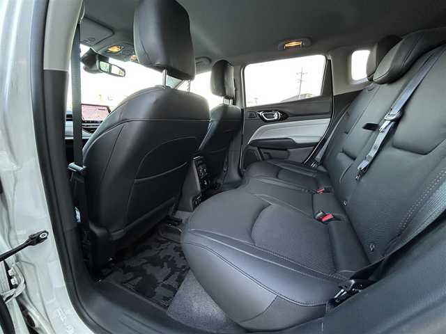 クライスラー・ジープ ジープ コンパス リミテッド 群馬県 2021(令3)年 4.4万km パール 純正メモリナビ(FM/AM/BT/USB/Applecarplay)/安全装置/　・坂道発進支援/　・ヒルディセントコントロール/　・全方位カメラ/　・衝突軽減ブレーキ/　・ブラインドスポットアラート/　・アクティブレーンマネジメント/　・トラフィックサインアシスト/　・コーナーセンサー/　・ドライバーアテンションアラート/４WD切り替え/純正タイヤ空気圧計(メーター内表示)/電子パーキングブレーキ/ステアリングヒーター/オートブレーキホールド/前席シートヒーター/standard/MUD/SNOW/メモリー機能付きパワーシート/雨量感知ワイパー/クルーズコントロール/革巻きステアリング/ヘッドライトレベライザー/フォグランプ/リアフォグランプ/アルパインサウンドシステム/ETC/電格ミラー/セカンドシートコンセント/パワーバックドア/ドアミラーヒーター/保証書/取扱説明書