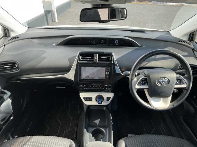 トヨタ プリウス Sセーフティプラス 千葉県 2016(平28)年 6.9万km ホワイトパールクリスタルシャイン 純正メモリナビ/(フルセグTV/BT/CD/DVD/FM/AM)/フルエアロ/ヘッドアップディスプレイ/パーキングアシスト/衝突被害軽減システム/車線逸脱警報/バックカメラ/追従気クルーズコントロール/横滑り防止装置/ビルトインETC/アイドリングストップ/LEDヘッドライト/フォグランプ/オートライト/ウィンカーミラー/電動格納ミラー/純正15インチAW/シートリフター/プッシュスタート/スマートキー/フロアマット/スペアキー/取扱説明書/保証書