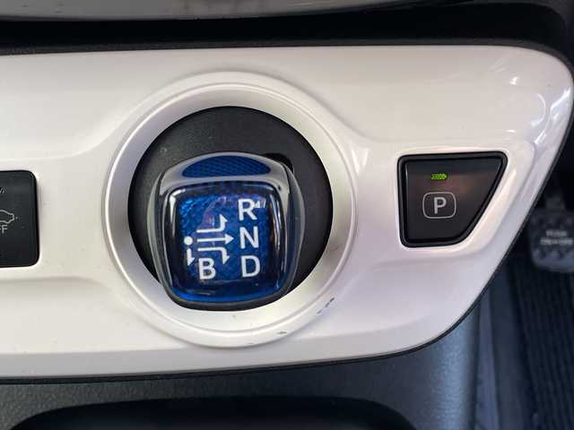 トヨタ プリウス Sセーフティプラス 千葉県 2016(平28)年 6.9万km ホワイトパールクリスタルシャイン 純正メモリナビ/(フルセグTV/BT/CD/DVD/FM/AM)/フルエアロ/ヘッドアップディスプレイ/パーキングアシスト/衝突被害軽減システム/車線逸脱警報/バックカメラ/追従気クルーズコントロール/横滑り防止装置/ビルトインETC/アイドリングストップ/LEDヘッドライト/フォグランプ/オートライト/ウィンカーミラー/電動格納ミラー/純正15インチAW/シートリフター/プッシュスタート/スマートキー/フロアマット/スペアキー/取扱説明書/保証書