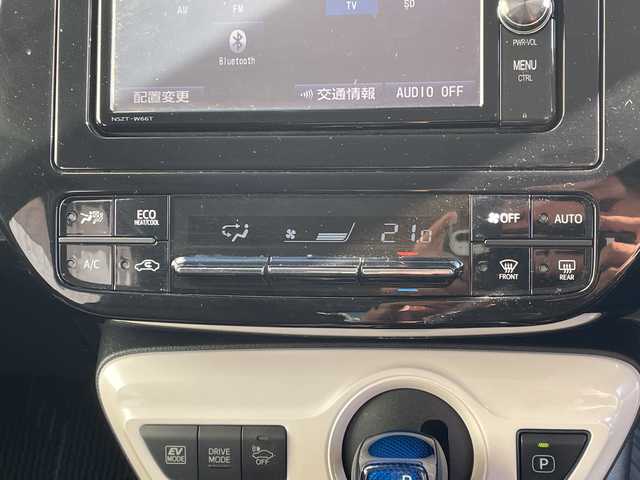 トヨタ プリウス Sセーフティプラス 千葉県 2016(平28)年 6.9万km ホワイトパールクリスタルシャイン 純正メモリナビ/(フルセグTV/BT/CD/DVD/FM/AM)/フルエアロ/ヘッドアップディスプレイ/パーキングアシスト/衝突被害軽減システム/車線逸脱警報/バックカメラ/追従気クルーズコントロール/横滑り防止装置/ビルトインETC/アイドリングストップ/LEDヘッドライト/フォグランプ/オートライト/ウィンカーミラー/電動格納ミラー/純正15インチAW/シートリフター/プッシュスタート/スマートキー/フロアマット/スペアキー/取扱説明書/保証書