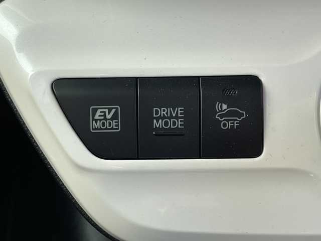 トヨタ プリウス Sセーフティプラス 千葉県 2016(平28)年 6.9万km ホワイトパールクリスタルシャイン 純正メモリナビ/(フルセグTV/BT/CD/DVD/FM/AM)/フルエアロ/ヘッドアップディスプレイ/パーキングアシスト/衝突被害軽減システム/車線逸脱警報/バックカメラ/追従気クルーズコントロール/横滑り防止装置/ビルトインETC/アイドリングストップ/LEDヘッドライト/フォグランプ/オートライト/ウィンカーミラー/電動格納ミラー/純正15インチAW/シートリフター/プッシュスタート/スマートキー/フロアマット/スペアキー/取扱説明書/保証書