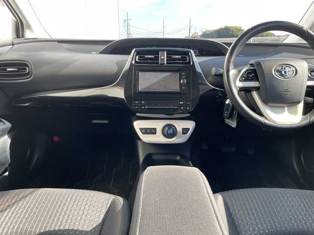 トヨタ プリウス Sセーフティプラス 千葉県 2016(平28)年 6.9万km ホワイトパールクリスタルシャイン 純正メモリナビ/(フルセグTV/BT/CD/DVD/FM/AM)/フルエアロ/ヘッドアップディスプレイ/パーキングアシスト/衝突被害軽減システム/車線逸脱警報/バックカメラ/追従気クルーズコントロール/横滑り防止装置/ビルトインETC/アイドリングストップ/LEDヘッドライト/フォグランプ/オートライト/ウィンカーミラー/電動格納ミラー/純正15インチAW/シートリフター/プッシュスタート/スマートキー/フロアマット/スペアキー/取扱説明書/保証書