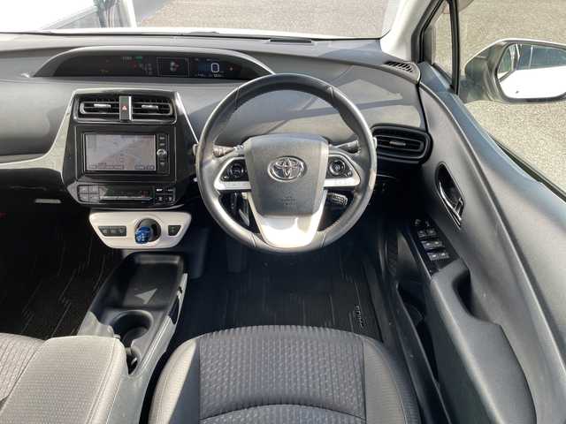 トヨタ プリウス Sセーフティプラス 千葉県 2016(平28)年 6.9万km ホワイトパールクリスタルシャイン 純正メモリナビ/(フルセグTV/BT/CD/DVD/FM/AM)/フルエアロ/ヘッドアップディスプレイ/パーキングアシスト/衝突被害軽減システム/車線逸脱警報/バックカメラ/追従気クルーズコントロール/横滑り防止装置/ビルトインETC/アイドリングストップ/LEDヘッドライト/フォグランプ/オートライト/ウィンカーミラー/電動格納ミラー/純正15インチAW/シートリフター/プッシュスタート/スマートキー/フロアマット/スペアキー/取扱説明書/保証書