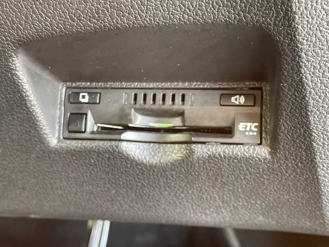 トヨタ プリウス Sセーフティプラス 千葉県 2016(平28)年 6.9万km ホワイトパールクリスタルシャイン 純正メモリナビ/(フルセグTV/BT/CD/DVD/FM/AM)/フルエアロ/ヘッドアップディスプレイ/パーキングアシスト/衝突被害軽減システム/車線逸脱警報/バックカメラ/追従気クルーズコントロール/横滑り防止装置/ビルトインETC/アイドリングストップ/LEDヘッドライト/フォグランプ/オートライト/ウィンカーミラー/電動格納ミラー/純正15インチAW/シートリフター/プッシュスタート/スマートキー/フロアマット/スペアキー/取扱説明書/保証書