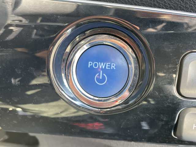 トヨタ プリウス Sセーフティプラス 千葉県 2016(平28)年 6.9万km ホワイトパールクリスタルシャイン 純正メモリナビ/(フルセグTV/BT/CD/DVD/FM/AM)/フルエアロ/ヘッドアップディスプレイ/パーキングアシスト/衝突被害軽減システム/車線逸脱警報/バックカメラ/追従気クルーズコントロール/横滑り防止装置/ビルトインETC/アイドリングストップ/LEDヘッドライト/フォグランプ/オートライト/ウィンカーミラー/電動格納ミラー/純正15インチAW/シートリフター/プッシュスタート/スマートキー/フロアマット/スペアキー/取扱説明書/保証書