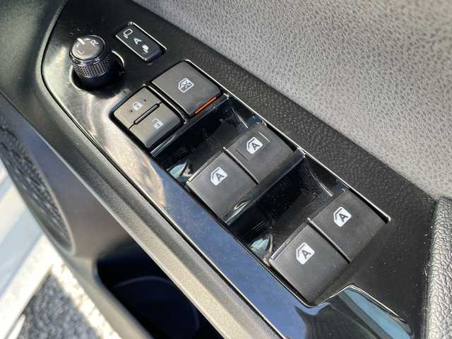 トヨタ プリウス Sセーフティプラス 千葉県 2016(平28)年 6.9万km ホワイトパールクリスタルシャイン 純正メモリナビ/(フルセグTV/BT/CD/DVD/FM/AM)/フルエアロ/ヘッドアップディスプレイ/パーキングアシスト/衝突被害軽減システム/車線逸脱警報/バックカメラ/追従気クルーズコントロール/横滑り防止装置/ビルトインETC/アイドリングストップ/LEDヘッドライト/フォグランプ/オートライト/ウィンカーミラー/電動格納ミラー/純正15インチAW/シートリフター/プッシュスタート/スマートキー/フロアマット/スペアキー/取扱説明書/保証書