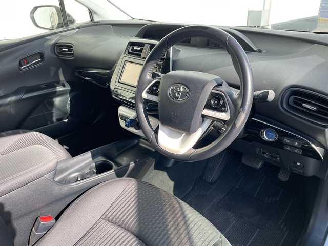 トヨタ プリウス Sセーフティプラス 千葉県 2016(平28)年 6.9万km ホワイトパールクリスタルシャイン 純正メモリナビ/(フルセグTV/BT/CD/DVD/FM/AM)/フルエアロ/ヘッドアップディスプレイ/パーキングアシスト/衝突被害軽減システム/車線逸脱警報/バックカメラ/追従気クルーズコントロール/横滑り防止装置/ビルトインETC/アイドリングストップ/LEDヘッドライト/フォグランプ/オートライト/ウィンカーミラー/電動格納ミラー/純正15インチAW/シートリフター/プッシュスタート/スマートキー/フロアマット/スペアキー/取扱説明書/保証書