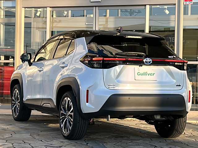 トヨタ ヤリスクロス ハイブリッド Z 静岡県 2024(令6)年 0.7万km ブラックマイカ/プラチナホワイトパールマイカ トヨタセーフティセンス/プリクラッシュセーフティ/レーントレーシングアシスト/レーンディパーチャーアラート/レーダークルーズコントロール/オートハイビーム/ロードサインインフォメーション/ドライバー異常時対応システム/プロアクティブドライビングアシスト/発進遅れ告知機能/純正ディスプレイオーディオ/バックカメラ/ETC/純正アルミホイール/ドライブレコーダー/スマートキー/プッシュスタート/シートヒーター/ステアリングヒーター/ブラインドスポットアシスト/クリアランスソナー/横滑り防止装置
