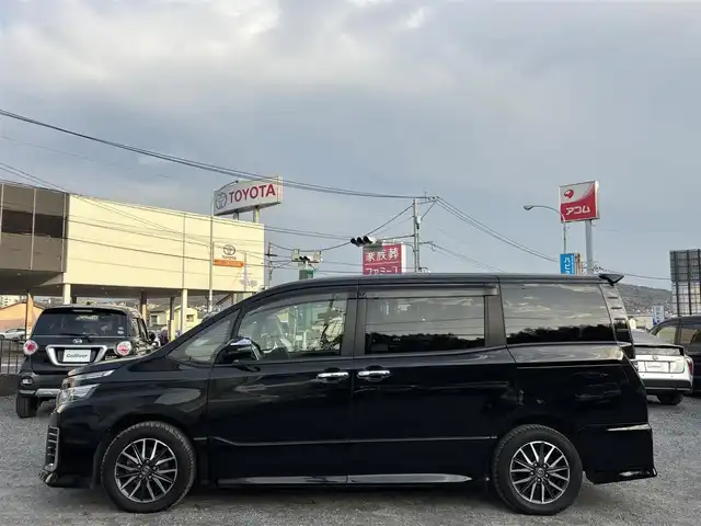 トヨタ ヴォクシー ZS 煌 熊本県 2015(平27)年 7.3万km ブラック ワンオーナー/純正ナビ（NSZT-Y64T）/【フルセグTV/Bluetooth/CD/DVD/ラジオ】/両側パワースライドドア/アイドリングストップ/横滑り防止機能/ビルトインETC/純正16インチAW/オートライト/LEDヘッドライト/フォグランプ/革巻きステアリング/ステアリングスイッチ/純正フロアマット/純正ドアバイザー/ISOFIX/保証書/取扱説明書